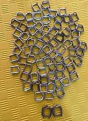 80 adet Kompozit ve polyester çemberi tokası