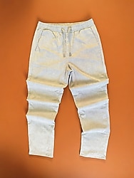 Bej keten jogger pantolon Rahat kalıp Minimal stil Günlük kombinlerin favorisi.